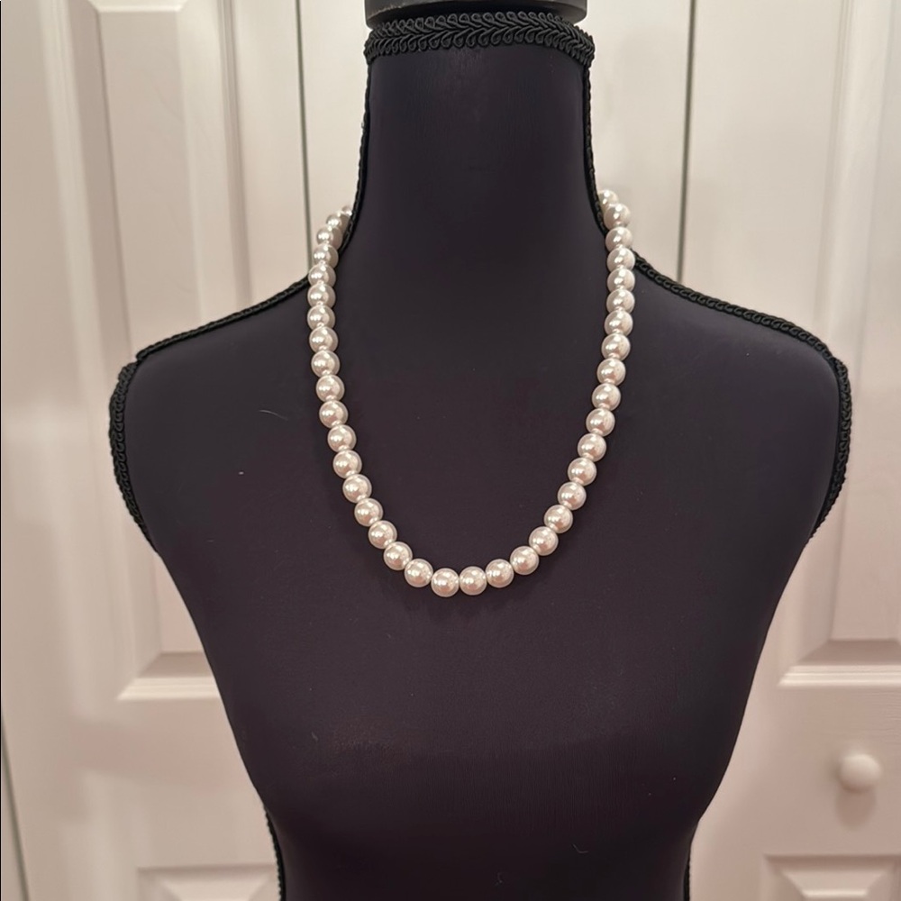 Elegant White Faux Pearl Necklace with Iridescent Glow